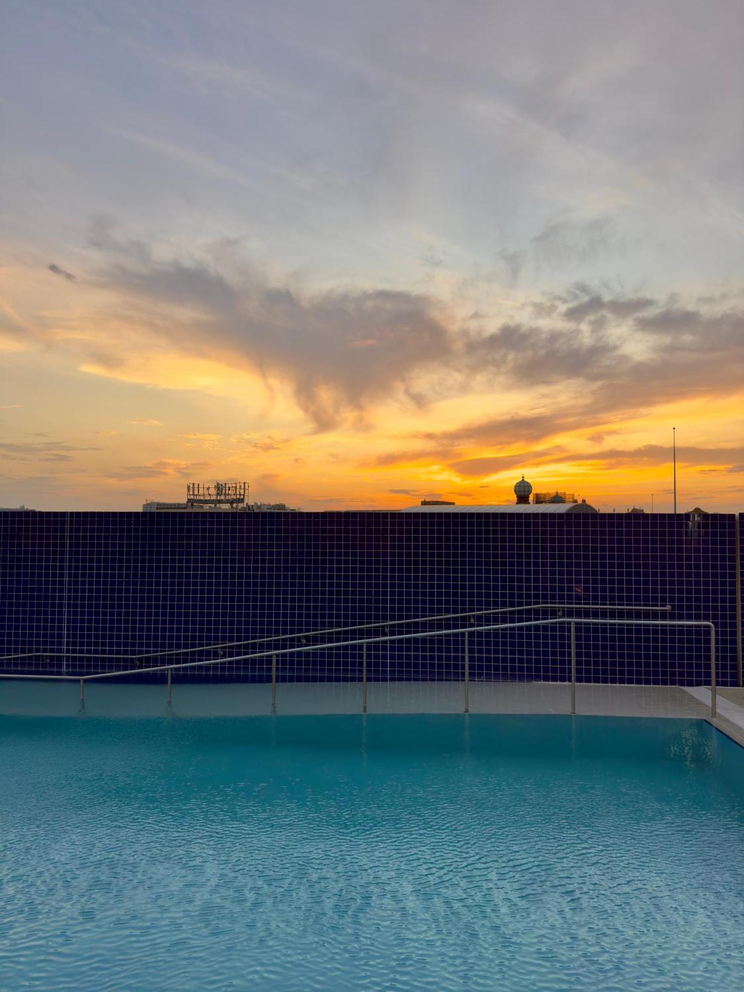 - Entire Unit With Rooftop Pool Apartment *