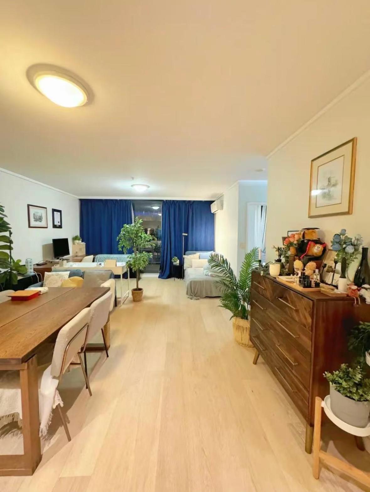 - Entire Unit With Rooftop Pool Apartment *